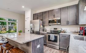 Beach Flow Bungalow-Mins To Downtown-Dining-Base